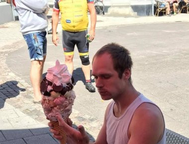 Άνδρας επιχειρεί να φάει γιγαντιαίο παγωτό - Εσείς θα το κάνατε; (βίντεο)